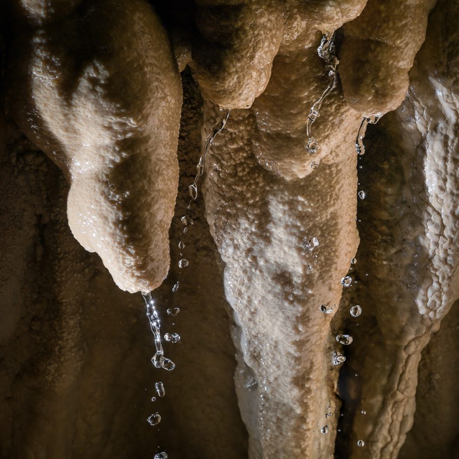 Water rinsing from a flowstone formation