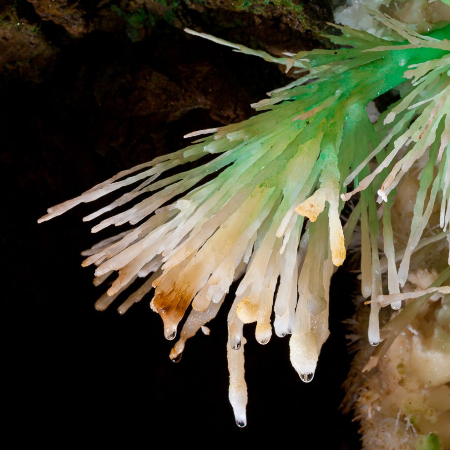 Radiating bundle of aragonite excentriques slightly green in colour