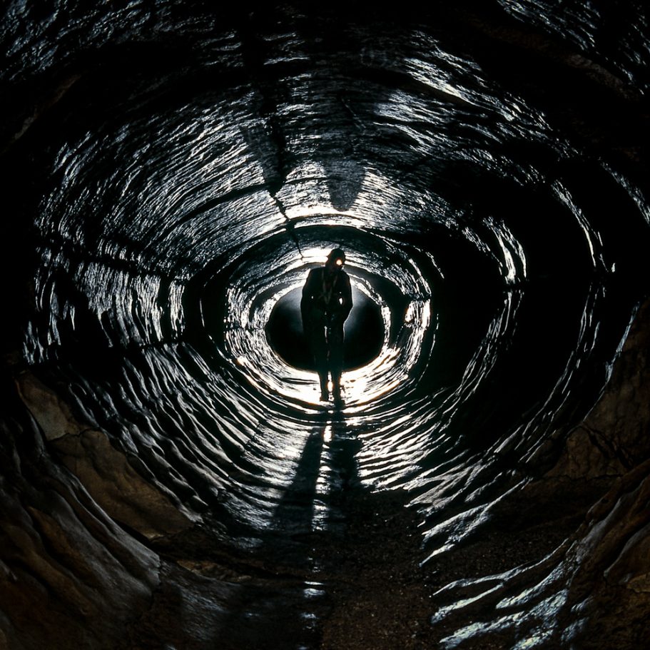 Caver in a perfectly circular phreatic tube
